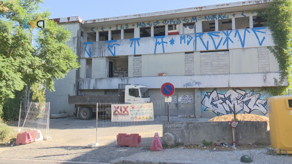 Edifício na Av. da República está a ser Emparedado pela CM Amadora 